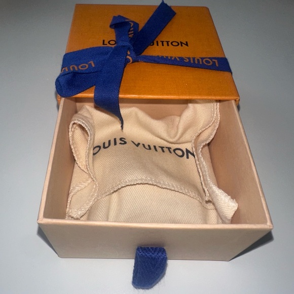 Authentic Louis Vuitton LV facettes bag charm and key holder. - Picture 6 of 6